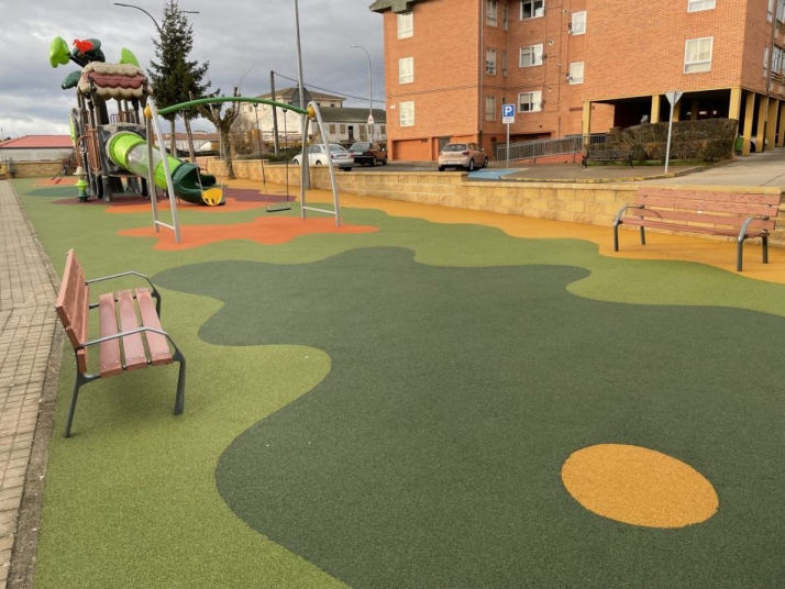 Foto 1 - El parque infantil del Barrio de San José abre al público con su nuevo suelo